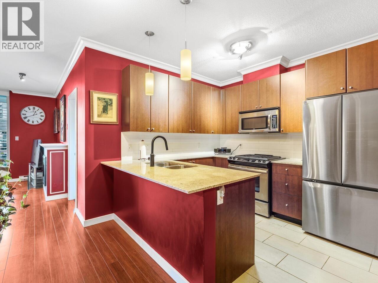 403 280 Ross Drive, New Westminster, British Columbia  V3L 0C2 - Photo 2 - R3078404