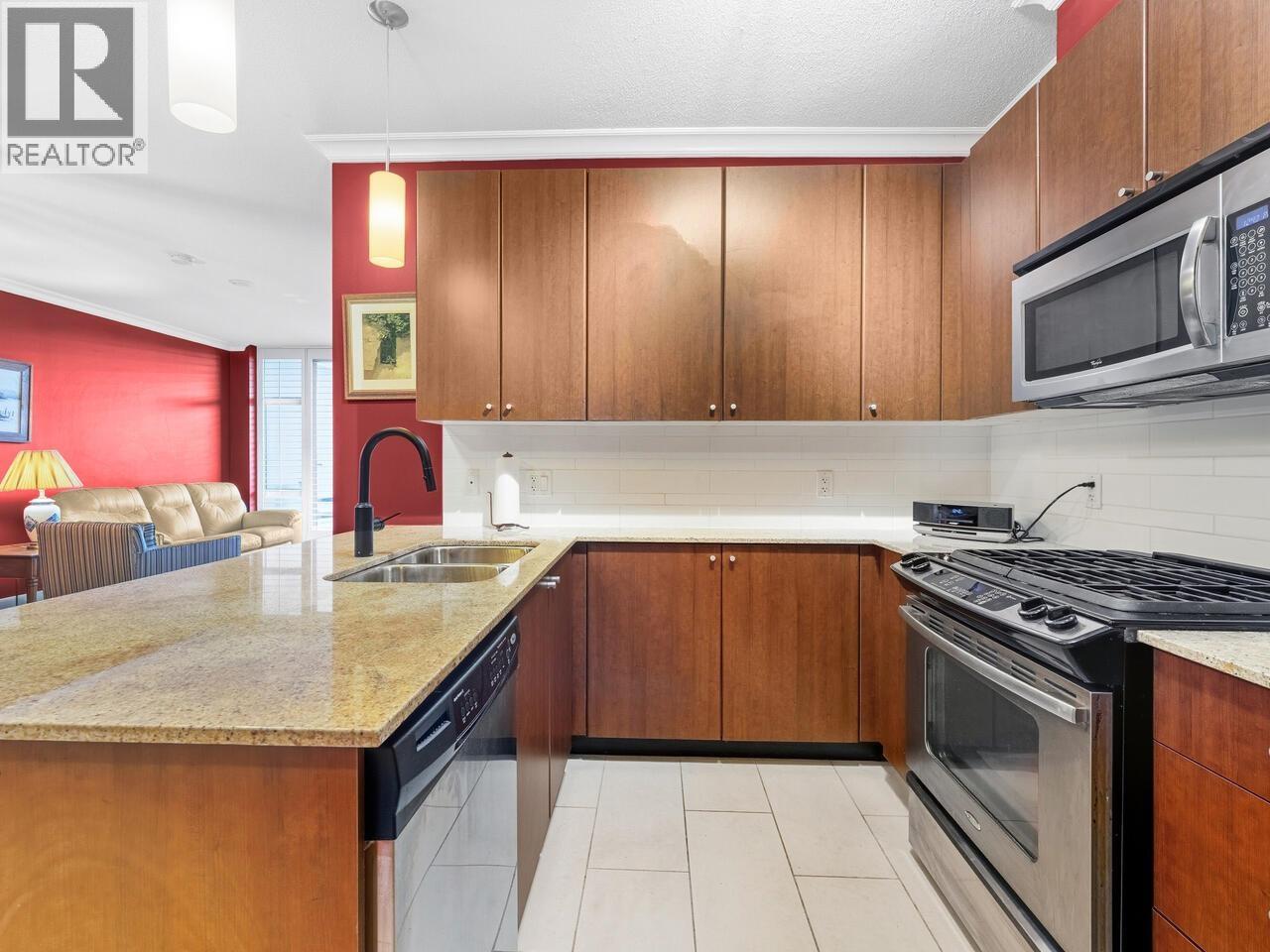 403 280 Ross Drive, New Westminster, British Columbia  V3L 0C2 - Photo 3 - R3078404