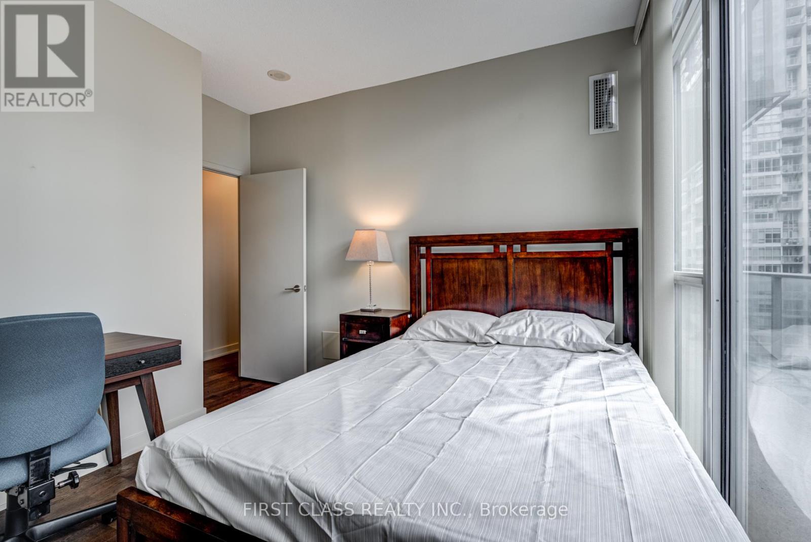 1504 - 126 Simcoe Street, Toronto, Ontario  M5H 4E6 - Photo 14 - C12688942