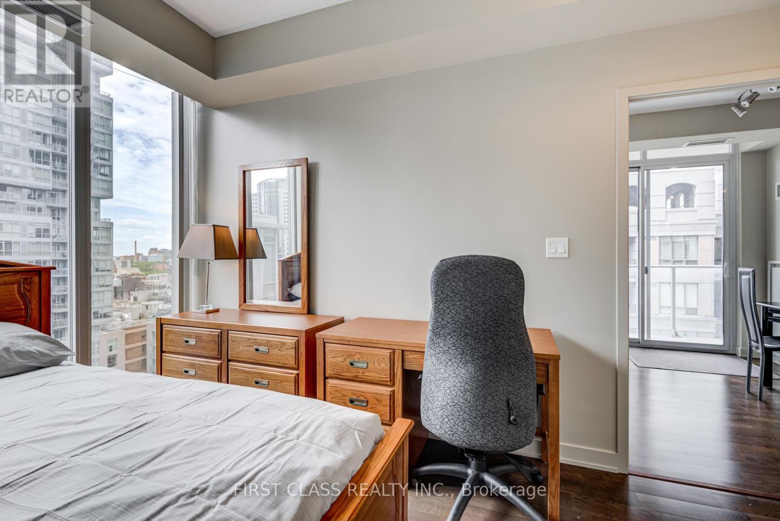 1504 - 126 Simcoe Street, Toronto, Ontario  M5H 4E6 - Photo 17 - C12688942