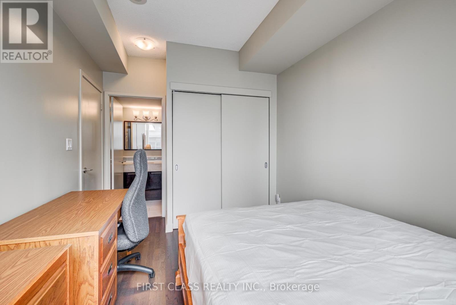 1504 - 126 Simcoe Street, Toronto, Ontario  M5H 4E6 - Photo 18 - C12688942