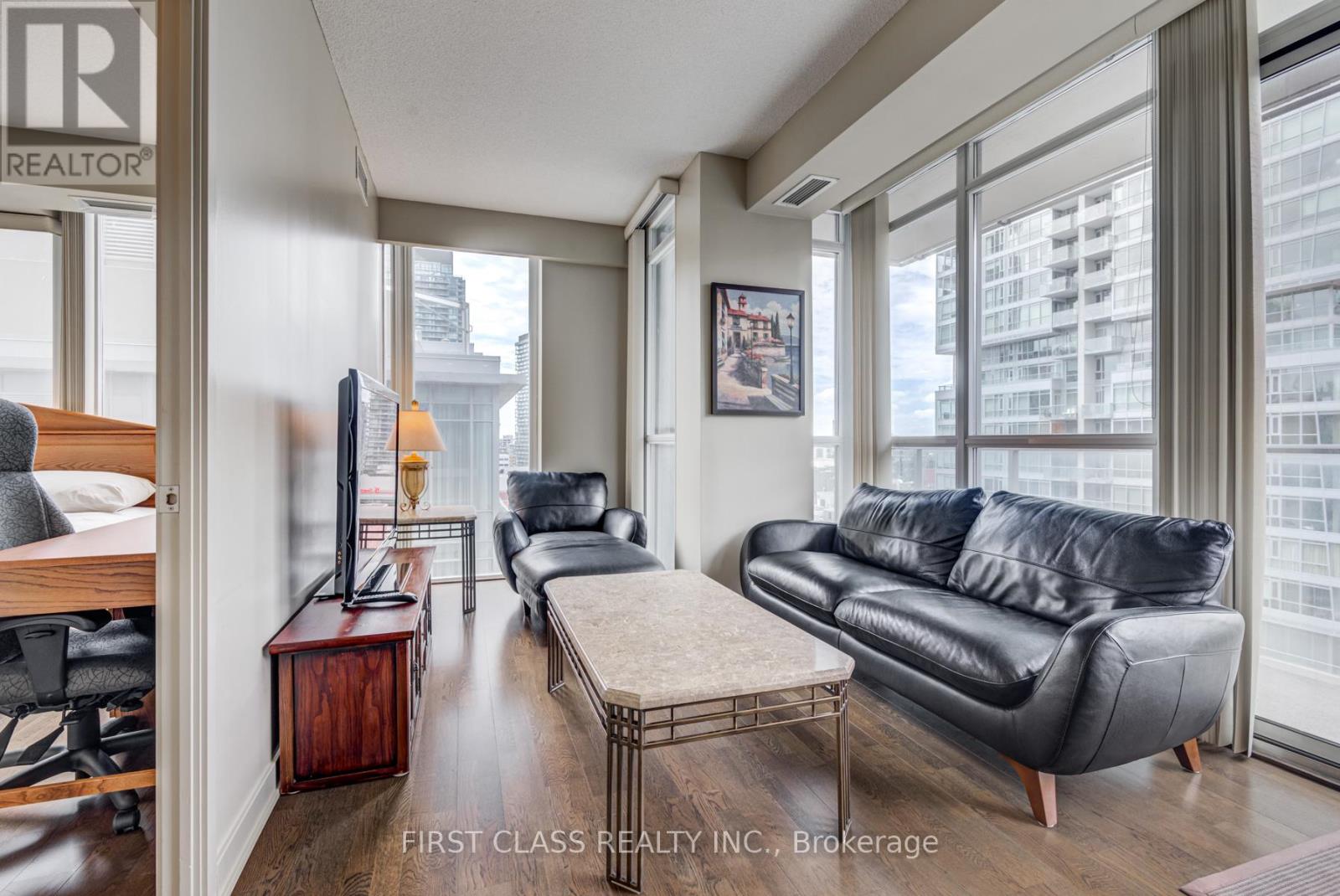 1504 - 126 Simcoe Street, Toronto, Ontario  M5H 4E6 - Photo 9 - C12688942