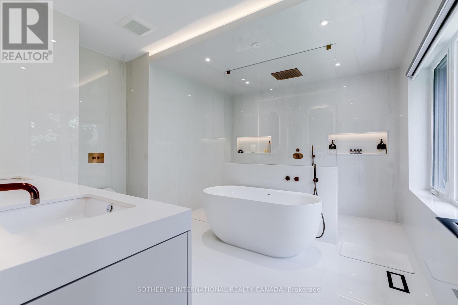 11 Sherin Court, Toronto, Ontario  M9P 2J7 - Photo 10 - W12688928