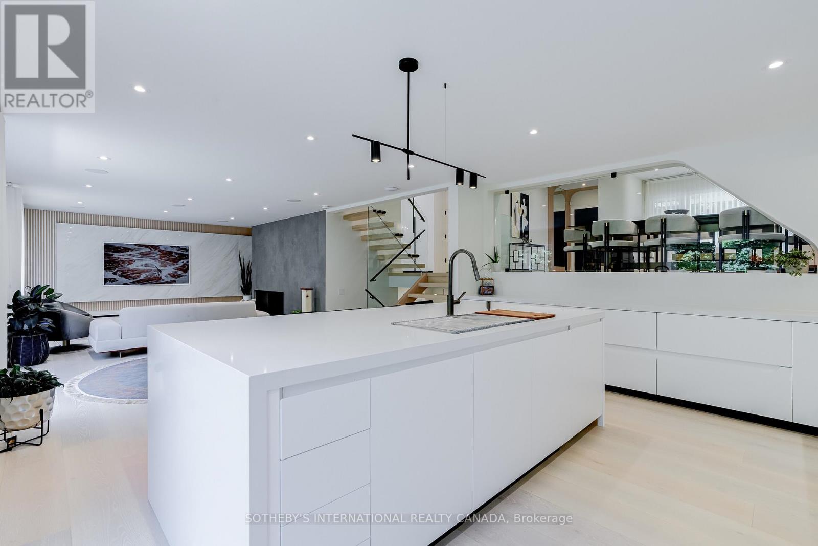 11 Sherin Court, Toronto, Ontario  M9P 2J7 - Photo 16 - W12688928