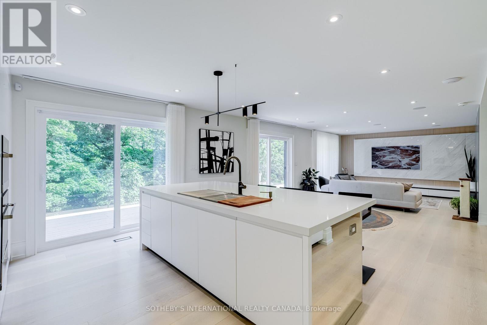 11 Sherin Court, Toronto, Ontario  M9P 2J7 - Photo 19 - W12688928