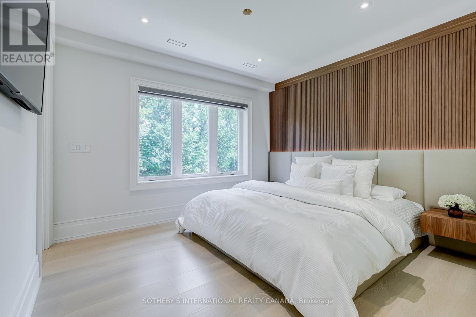 11 Sherin Court, Toronto, Ontario  M9P 2J7 - Photo 9 - W12688928