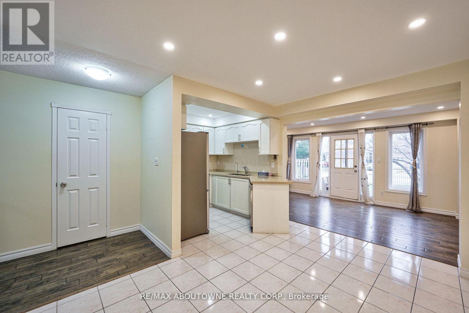 59 - 455 Apache Court E, Mississauga, Ontario  L4Z 3W8 - Photo 3 - W12688946