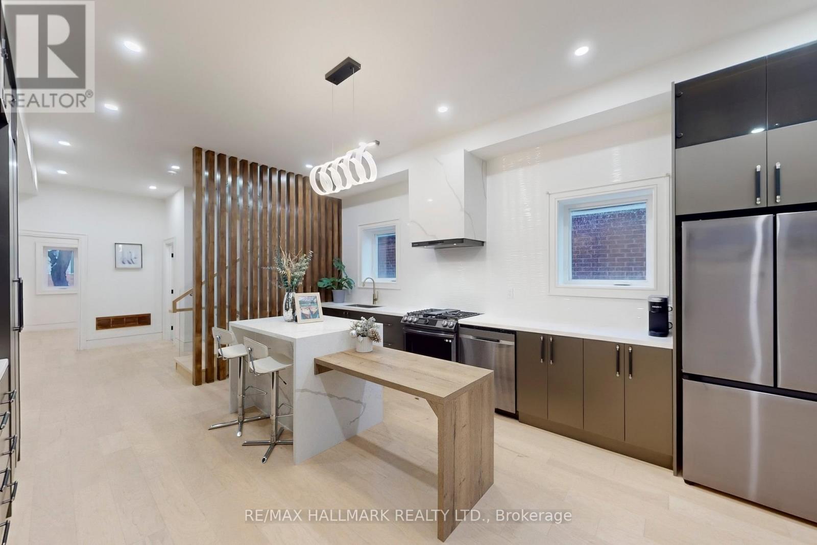 16 Mulberry Crescent, Toronto, Ontario  M6C 1N5 - Photo 6 - C12689066