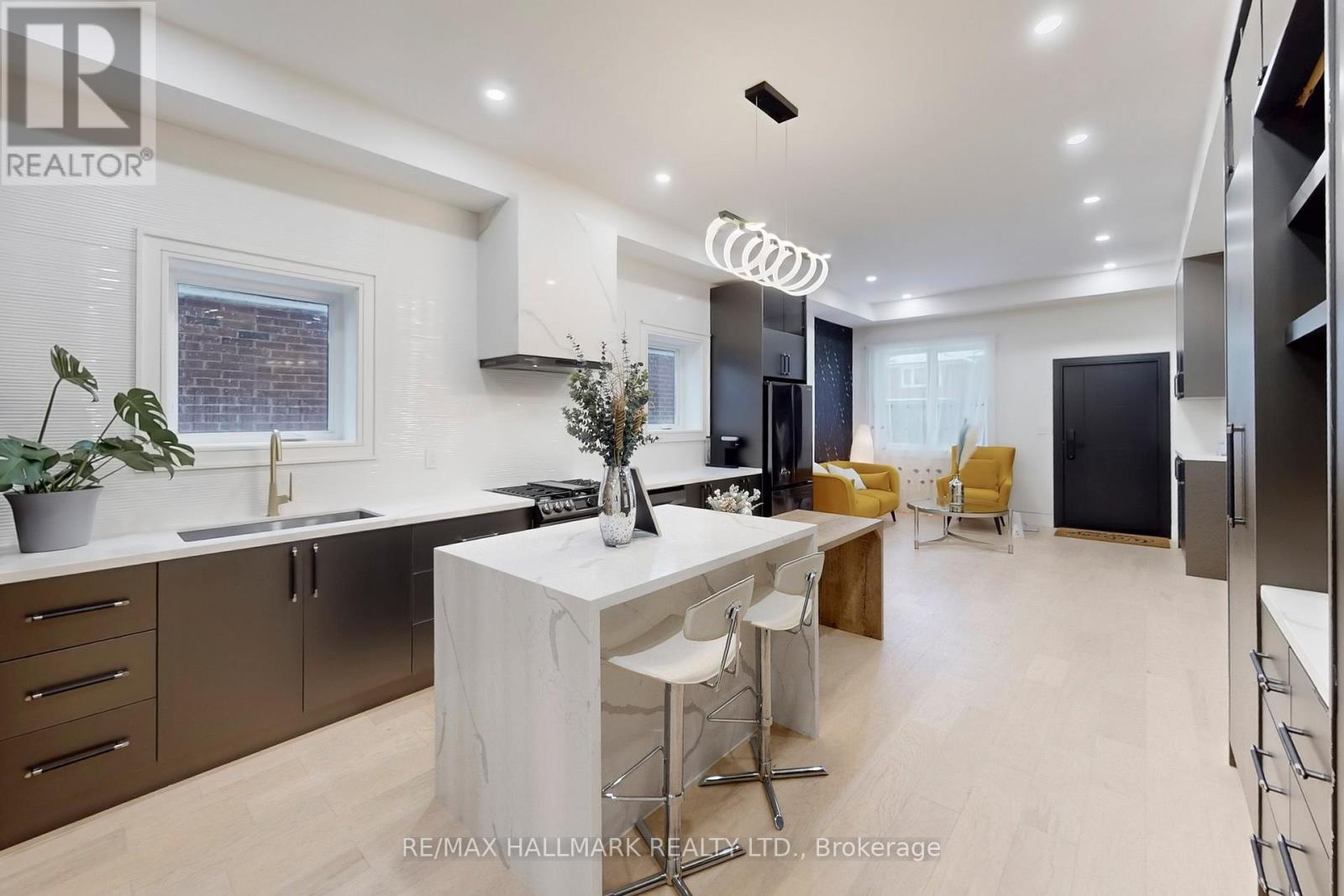 16 Mulberry Crescent, Toronto, Ontario  M6C 1N5 - Photo 7 - C12689066