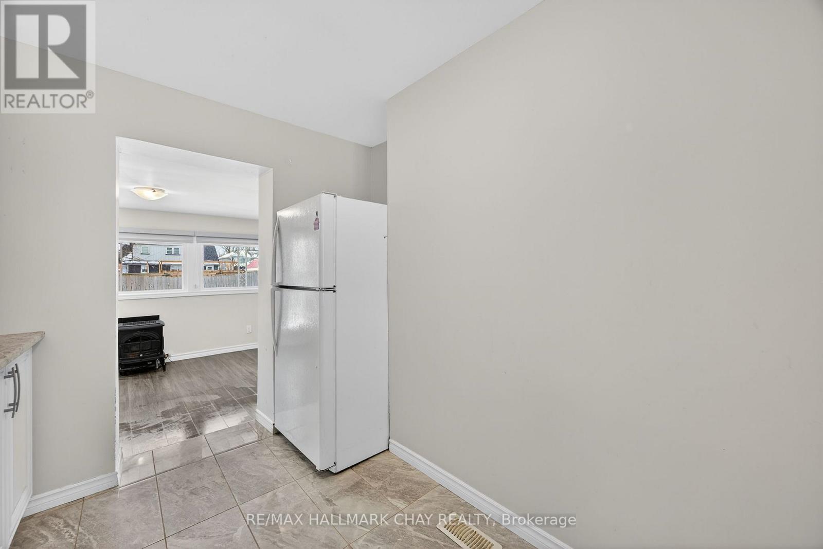Upper Unit - 8 Newton Street, Barrie (Wellington), Ontario  L4M 3N3 - Photo 10 - S12689042