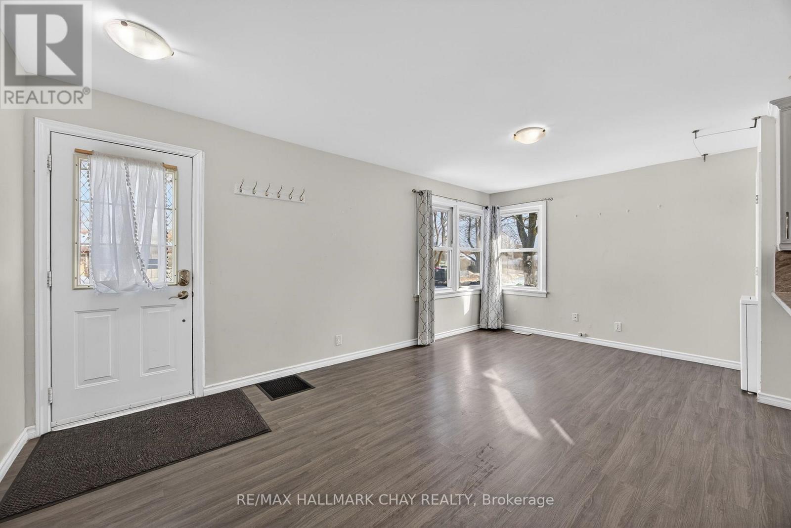 Upper Unit - 8 Newton Street, Barrie (Wellington), Ontario  L4M 3N3 - Photo 2 - S12689042