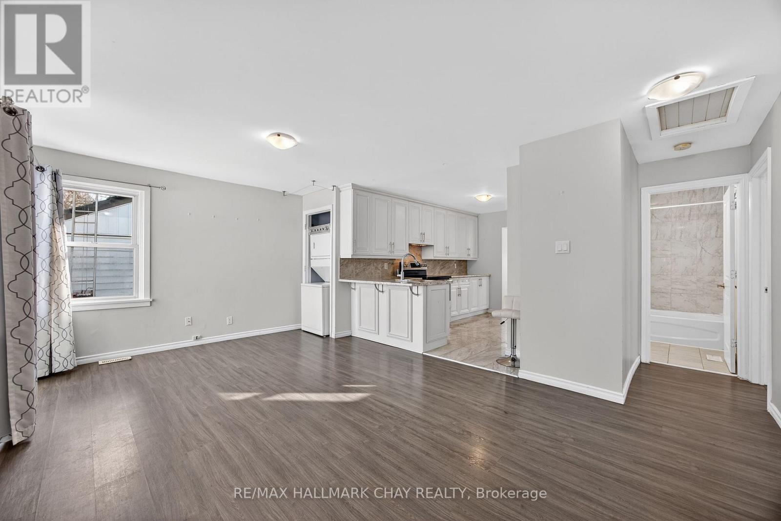 Upper Unit - 8 Newton Street, Barrie (Wellington), Ontario  L4M 3N3 - Photo 5 - S12689042