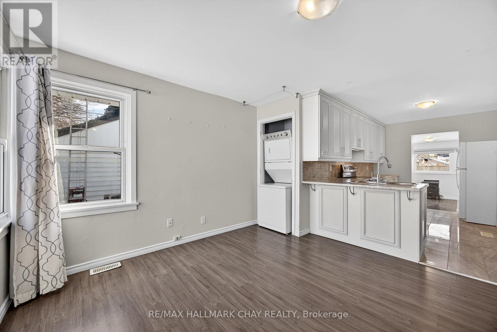 Upper Unit - 8 Newton Street, Barrie (Wellington), Ontario  L4M 3N3 - Photo 6 - S12689042