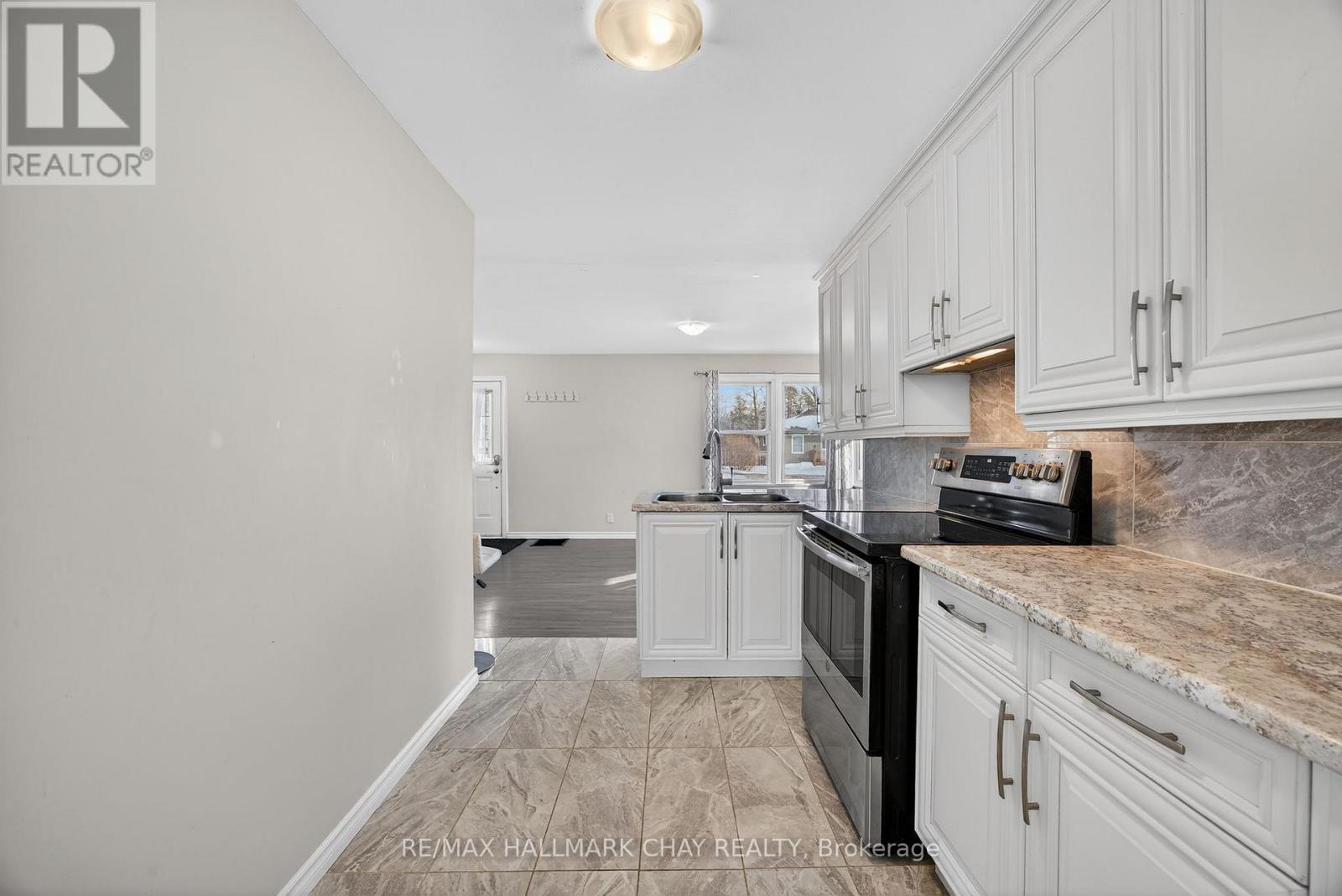 Upper Unit - 8 Newton Street, Barrie (Wellington), Ontario  L4M 3N3 - Photo 7 - S12689042