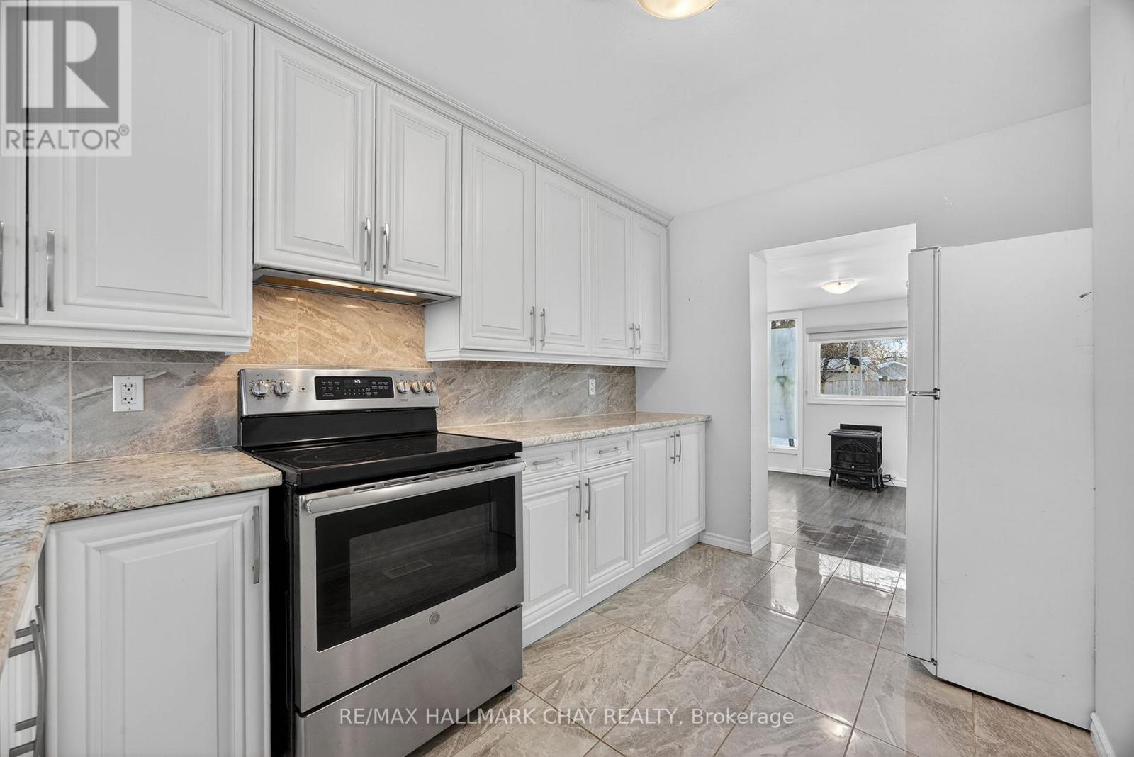 Upper Unit - 8 Newton Street, Barrie (Wellington), Ontario  L4M 3N3 - Photo 8 - S12689042