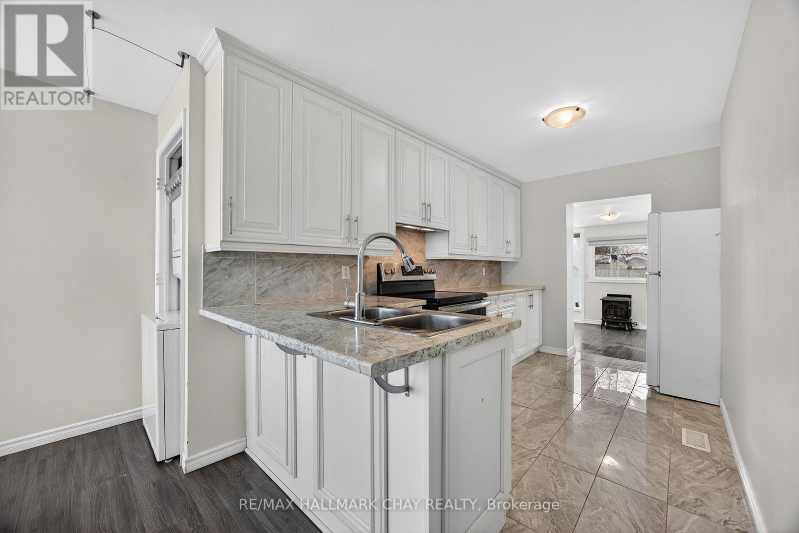 Upper Unit - 8 Newton Street, Barrie (Wellington), Ontario  L4M 3N3 - Photo 9 - S12689042