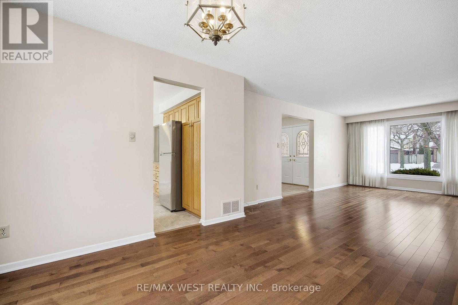 7350 Bendigo Circle, Mississauga, Ontario  L5N 1Z5 - Photo 4 - W12689160