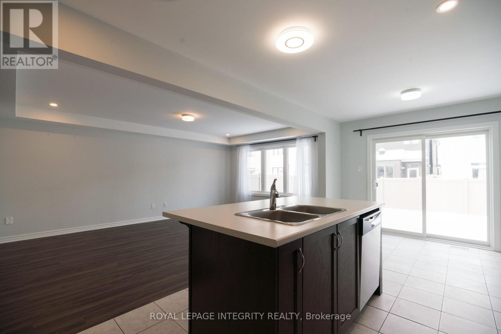 754 Derreen Avenue, Ottawa, Ontario K2S 2Y9 - Photo 5 - X12689274