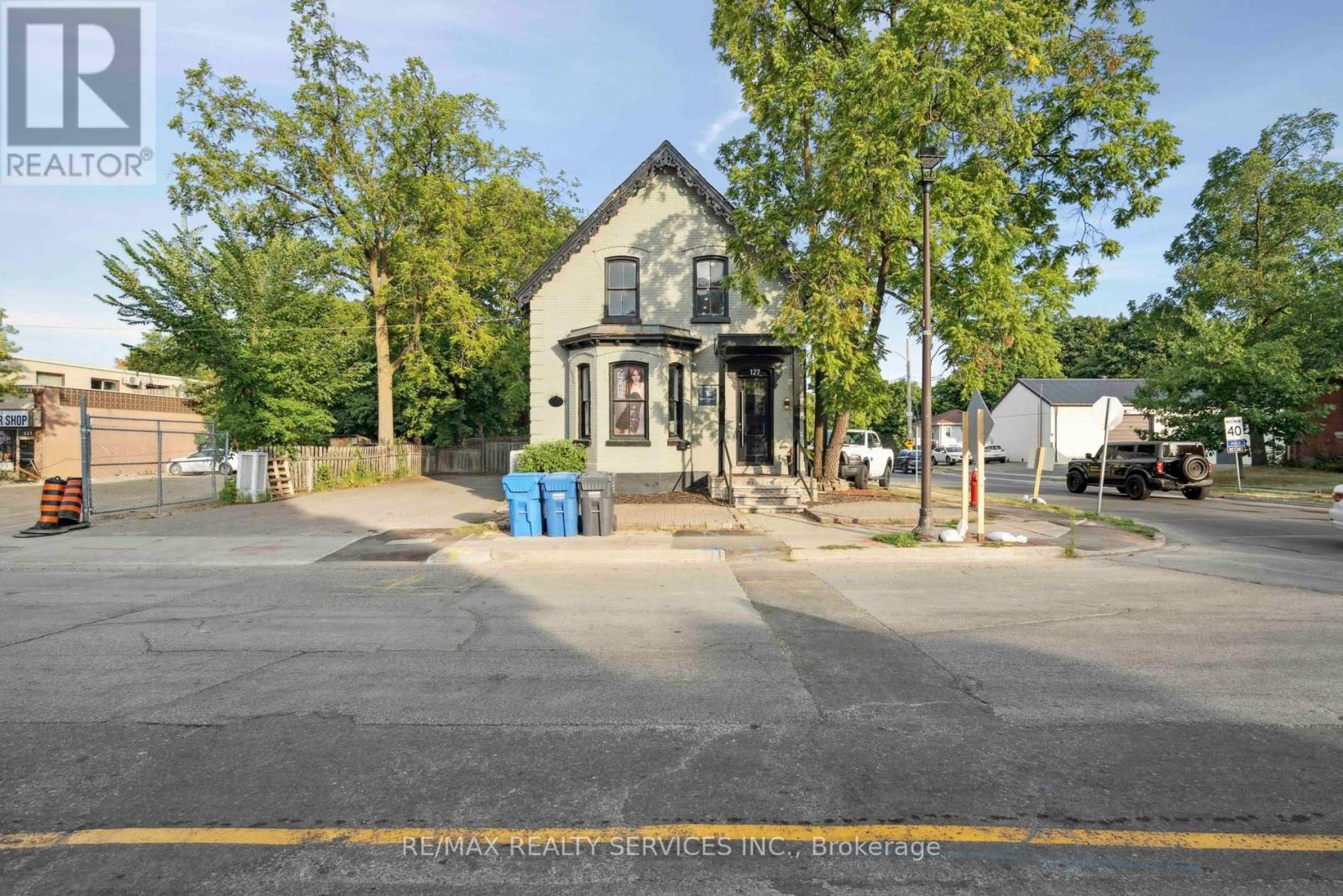 127 QUEEN STREET W, Brampton, Ontario