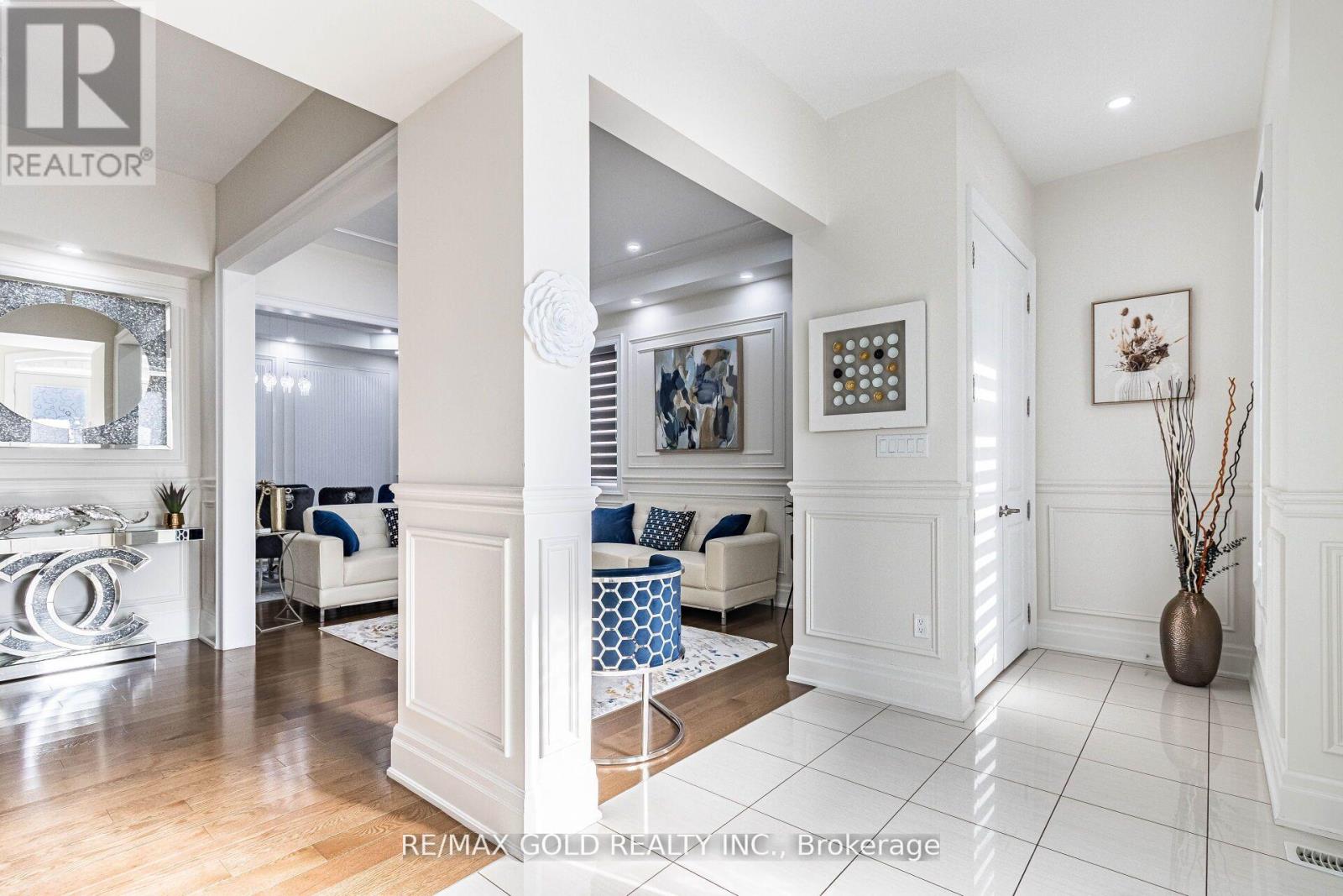 28 Cloverhaven Road, Brampton, Ontario  L6P 4E4 - Photo 5 - W12688788