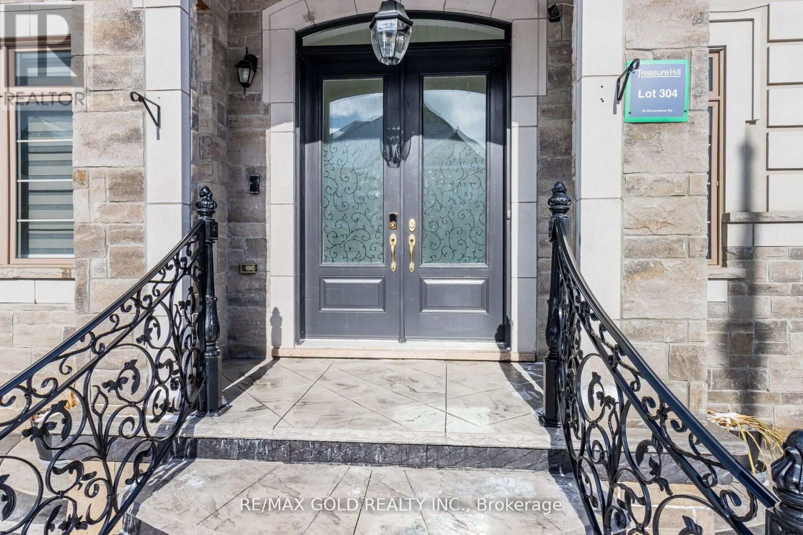 28 Cloverhaven Road, Brampton, Ontario  L6P 4E4 - Photo 2 - W12688788