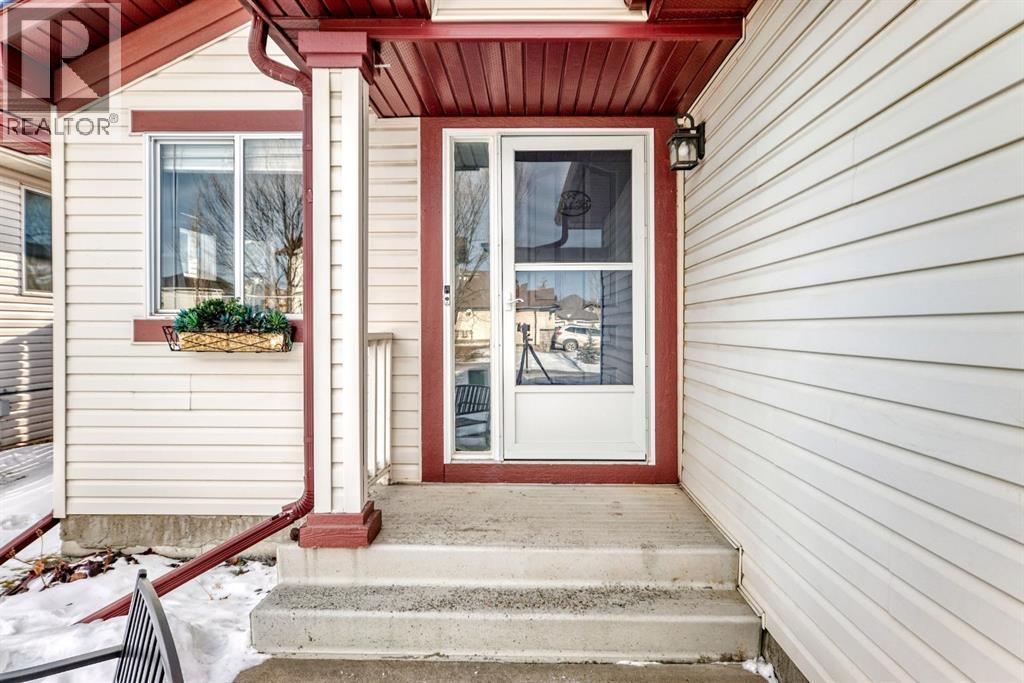 11 Canoe Close Sw, Airdrie, Alberta  T4B 2N3 - Photo 3 - A2278127