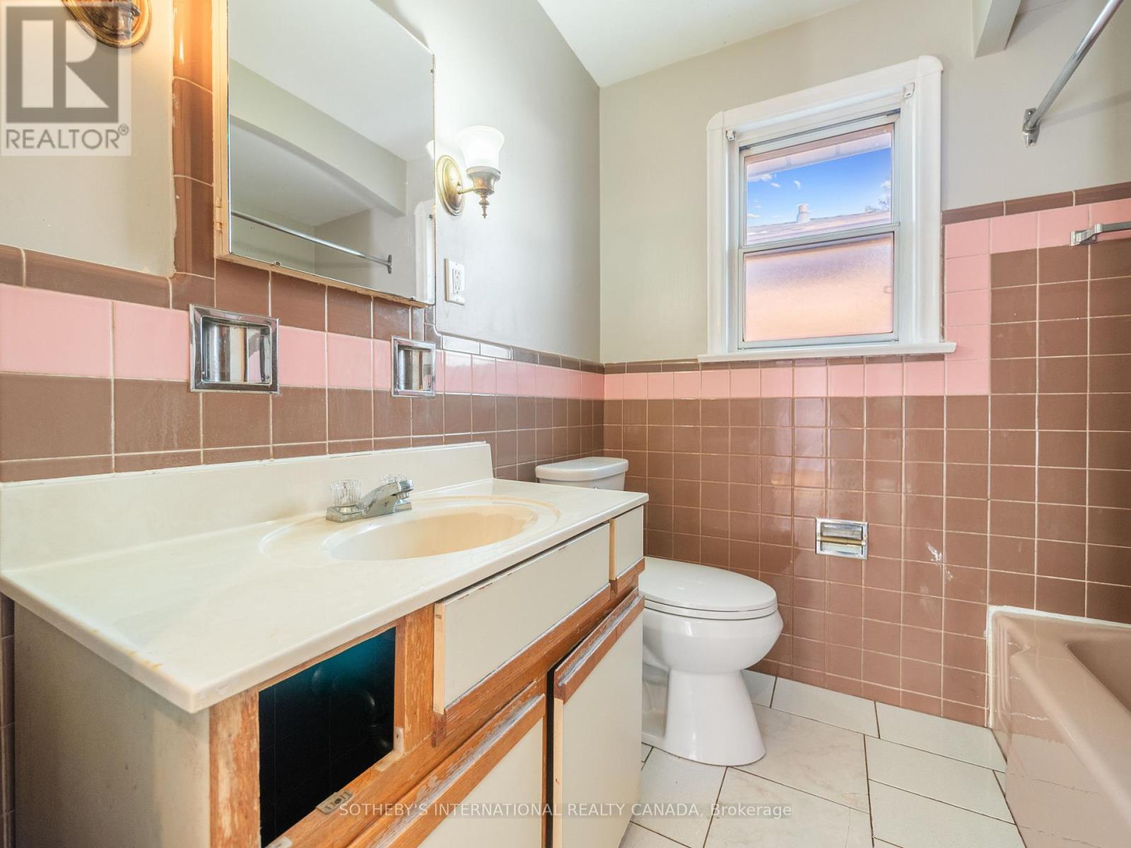 4 Riverlea Drive, Toronto, Ontario  M9P 2H1 - Photo 19 - W12689244