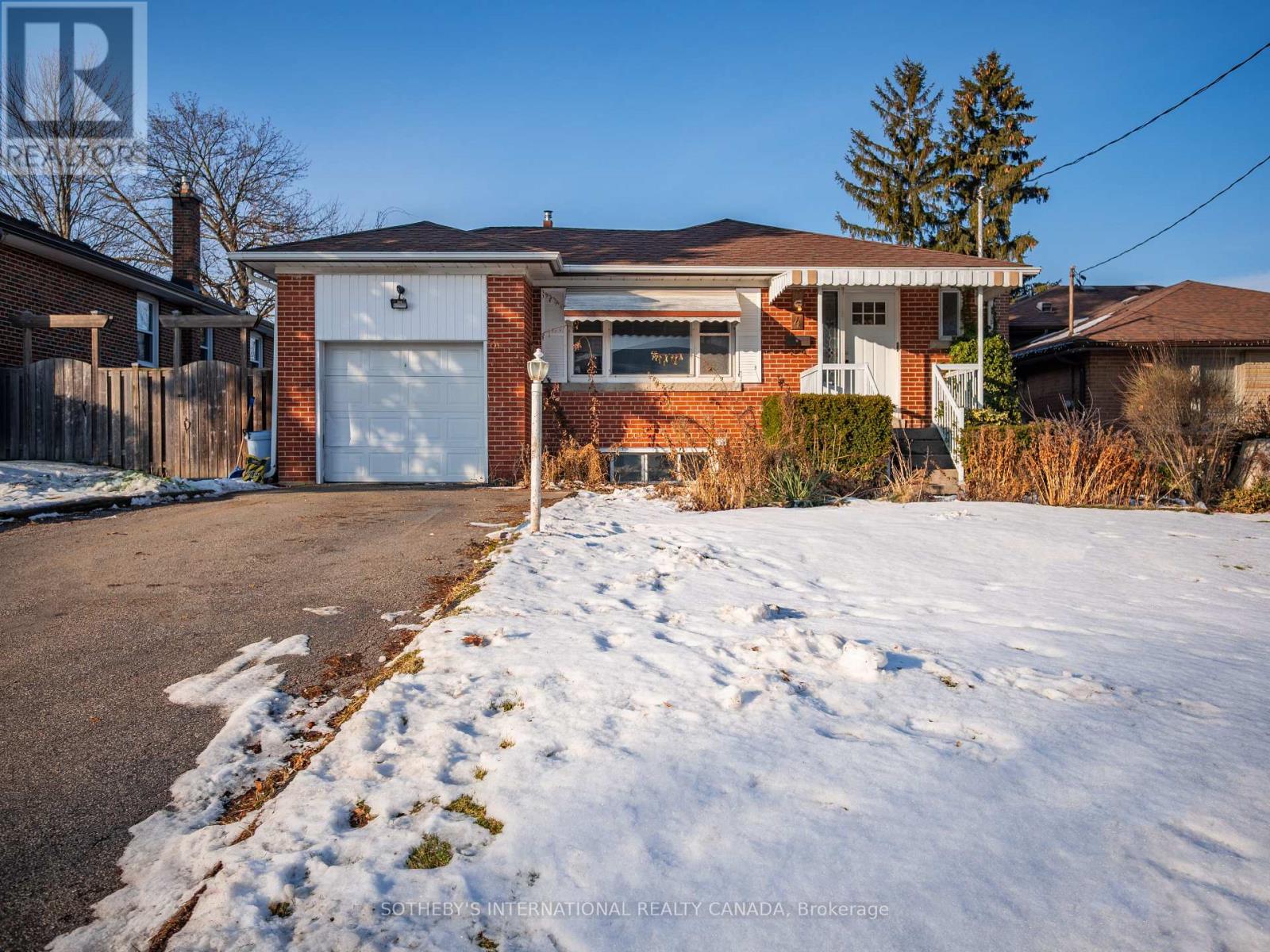 4 Riverlea Drive, Toronto, Ontario  M9P 2H1 - Photo 2 - W12689244