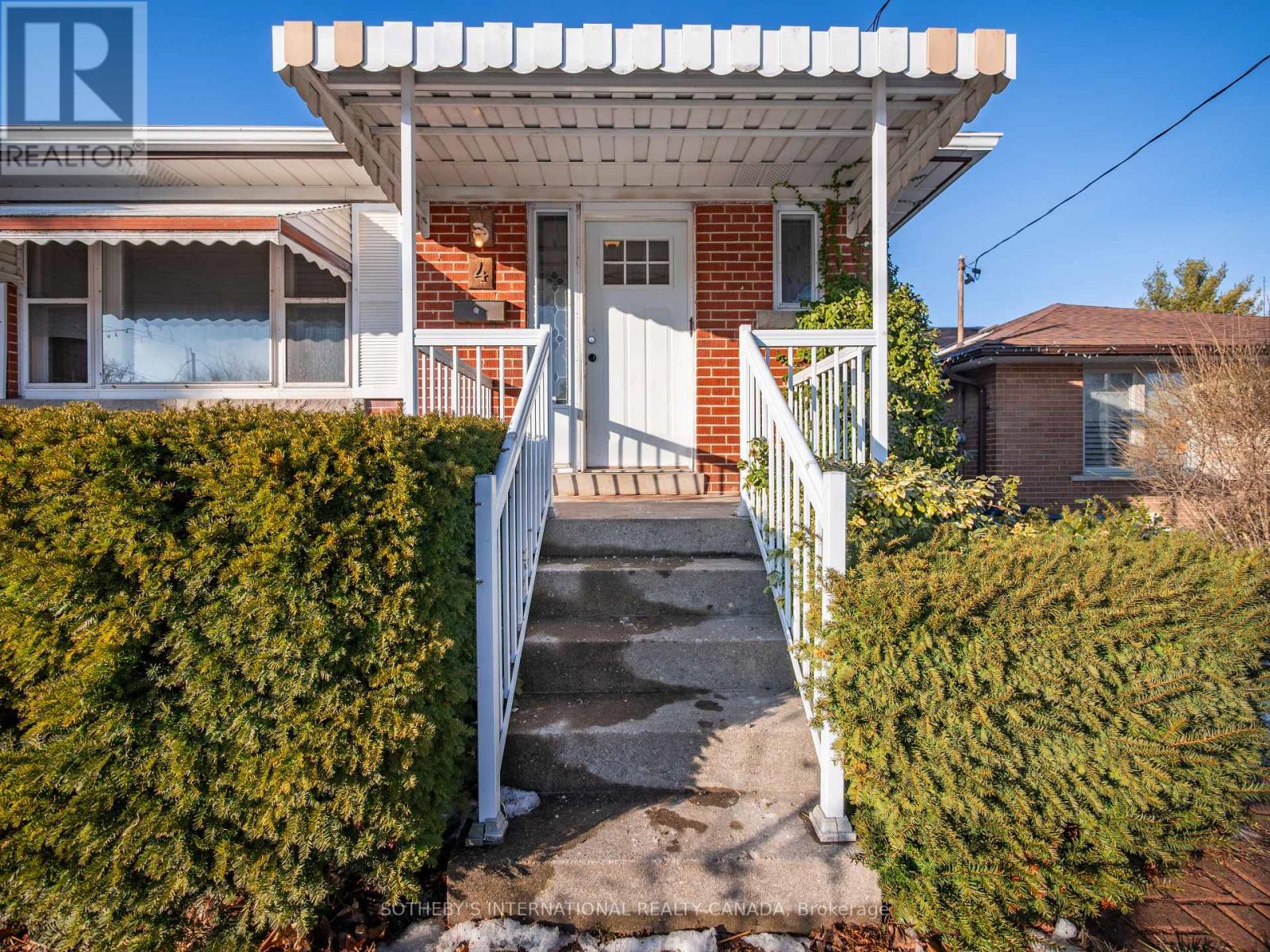 4 Riverlea Drive, Toronto, Ontario  M9P 2H1 - Photo 4 - W12689244