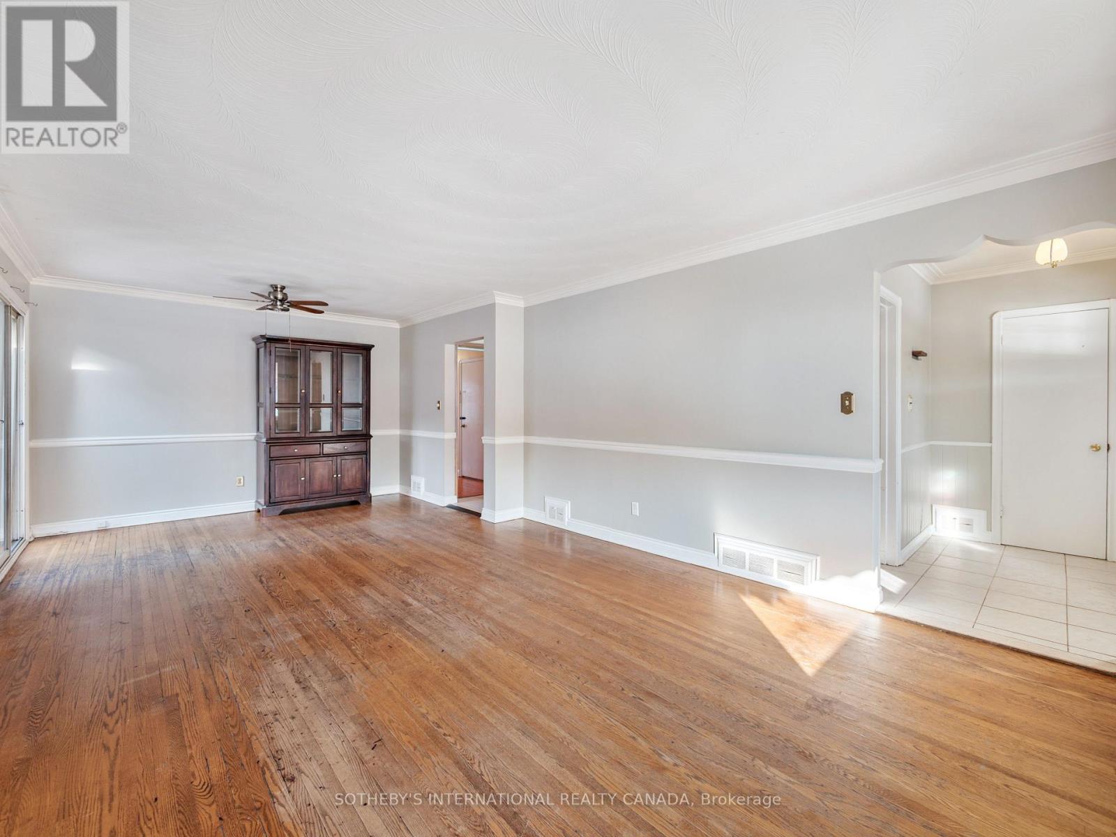 4 Riverlea Drive, Toronto, Ontario  M9P 2H1 - Photo 5 - W12689244