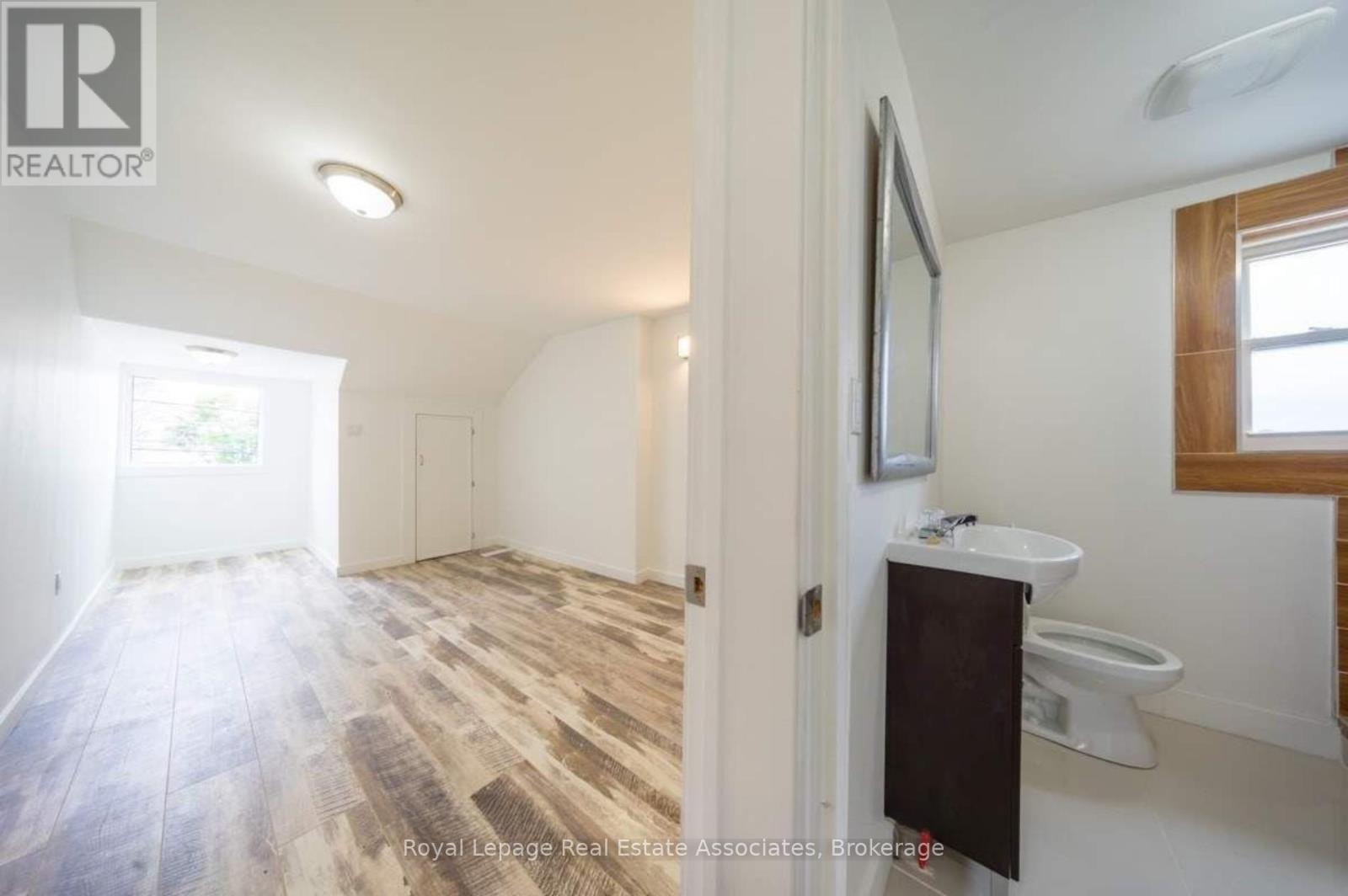 881 Lakeshore Road E, Mississauga, Ontario  L5E 1E2 - Photo 10 - W12689258