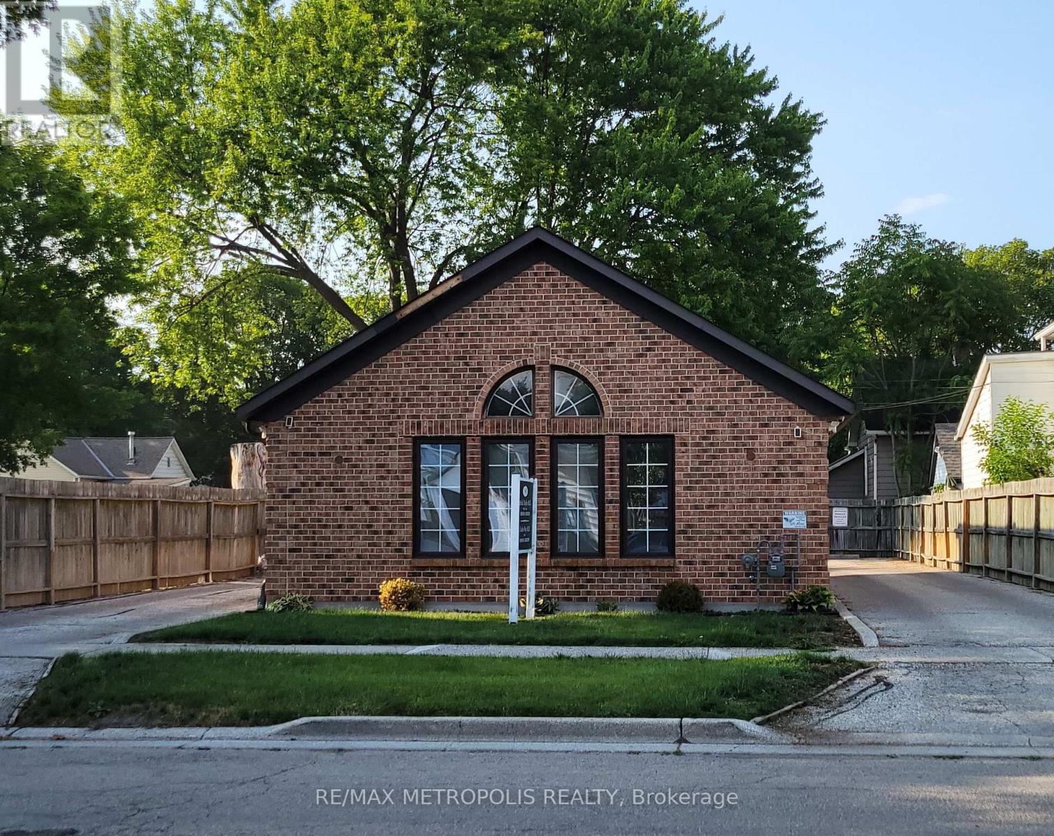 140 Cameron Street, Sarnia, Ontario  N7T 4V8 - Photo 1 - X12689242