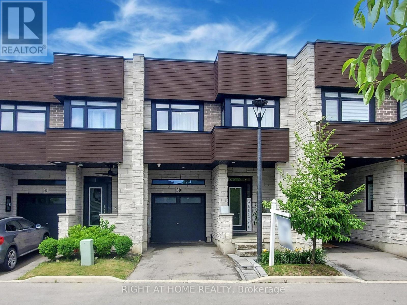 30 - 35 Midhurst Heights, Hamilton, Ontario  L8J 0K9 - Photo 1 - X12689264