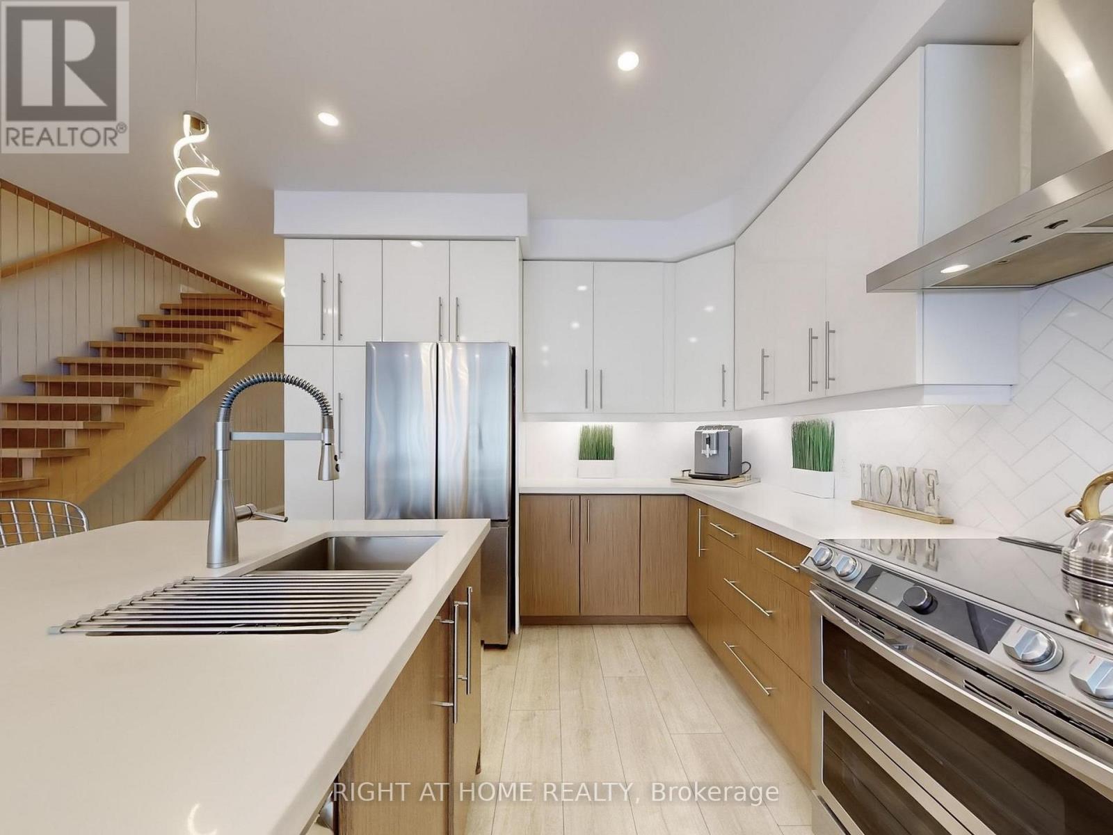 30 - 35 Midhurst Heights, Hamilton, Ontario  L8J 0K9 - Photo 12 - X12689264