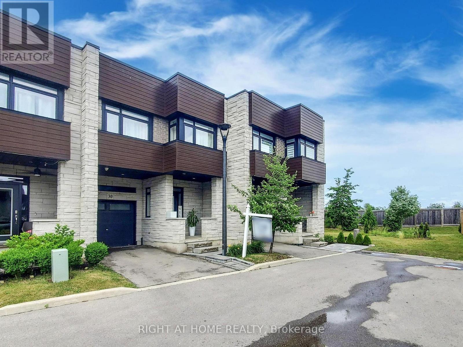 30 - 35 Midhurst Heights, Hamilton, Ontario  L8J 0K9 - Photo 2 - X12689264
