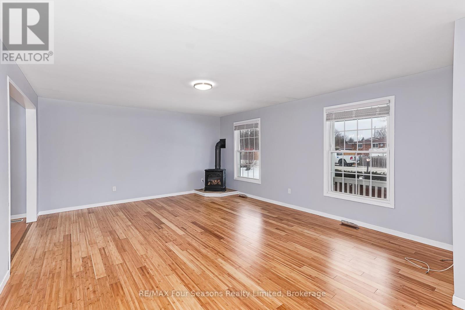 207 Christopher Street, Clearview (Stayner), Ontario  L0M 1S0 - Photo 10 - S12689404