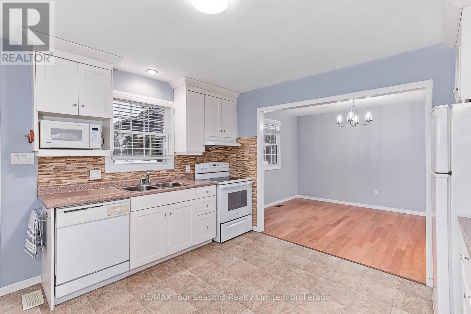 207 Christopher Street, Clearview (Stayner), Ontario  L0M 1S0 - Photo 15 - S12689404