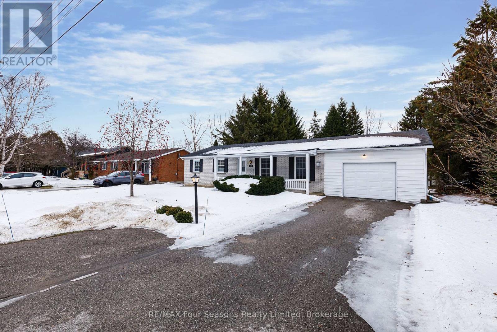 207 Christopher Street, Clearview (Stayner), Ontario  L0M 1S0 - Photo 2 - S12689404