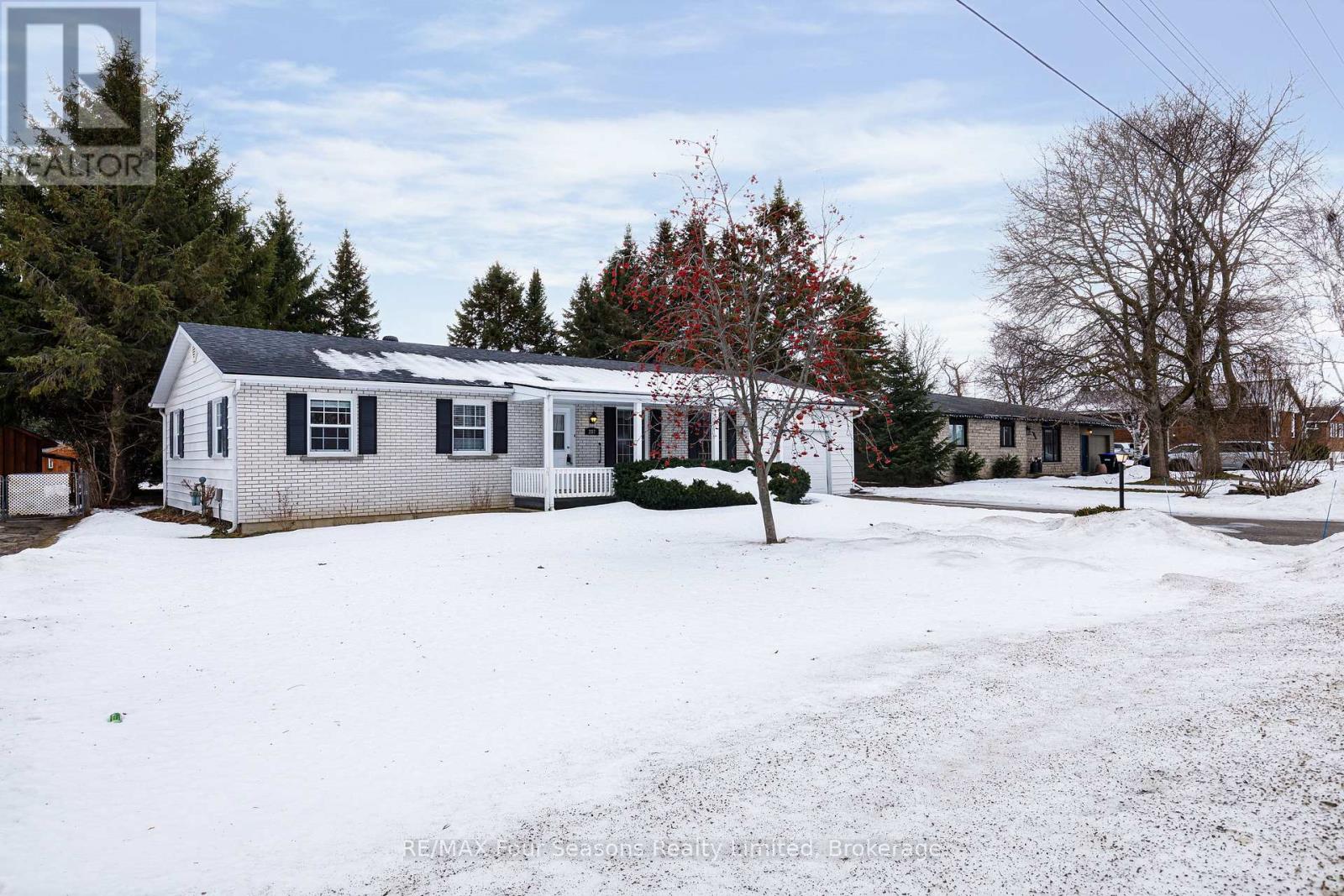 207 Christopher Street, Clearview (Stayner), Ontario  L0M 1S0 - Photo 3 - S12689404