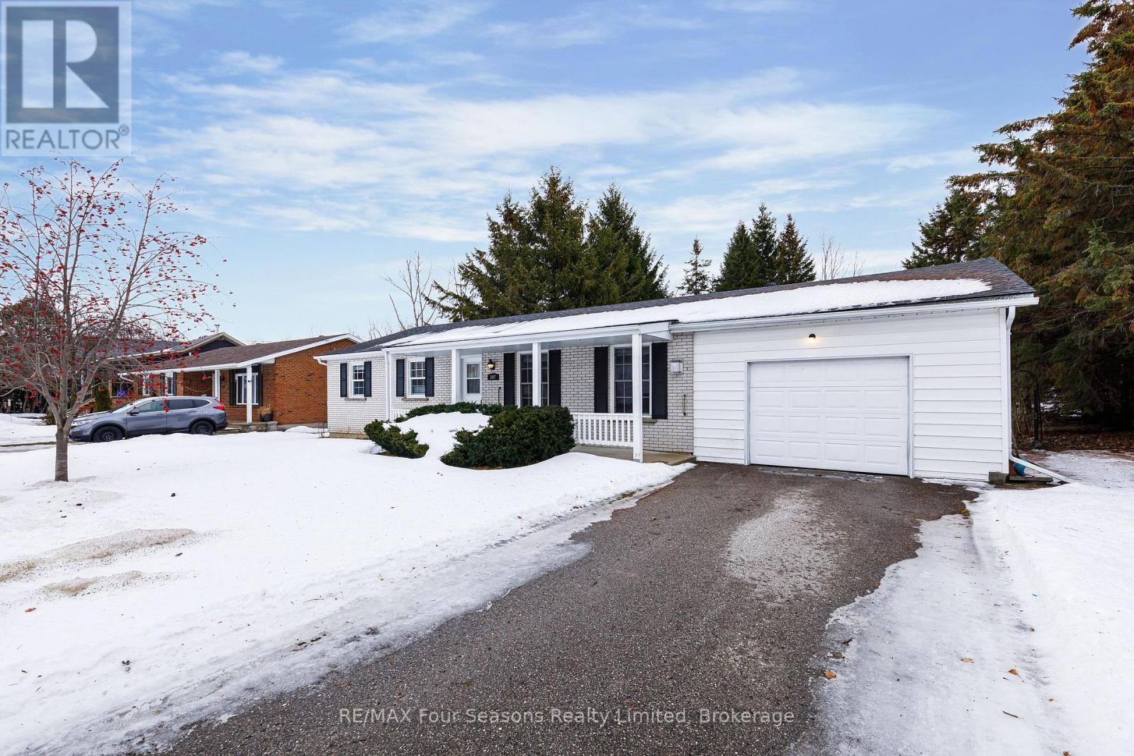 207 Christopher Street, Clearview (Stayner), Ontario  L0M 1S0 - Photo 4 - S12689404