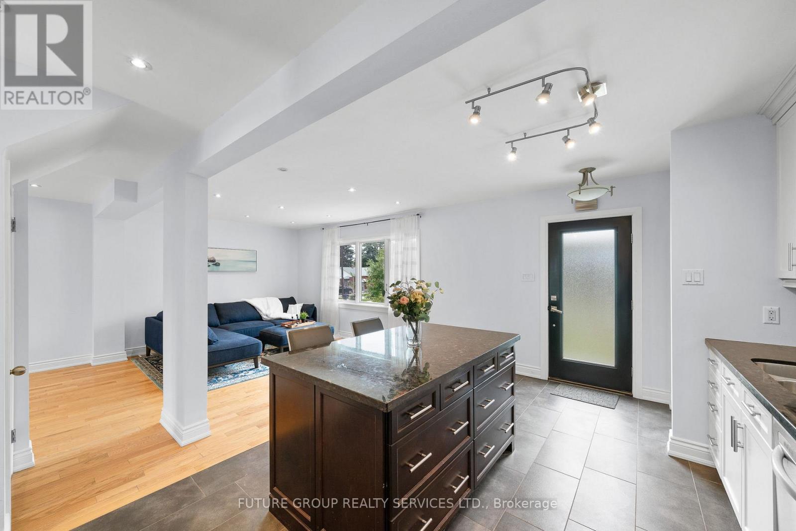 16 Bergen Upper Avenue, Toronto, Ontario  M1P 1R9 - Photo 3 - E12689450