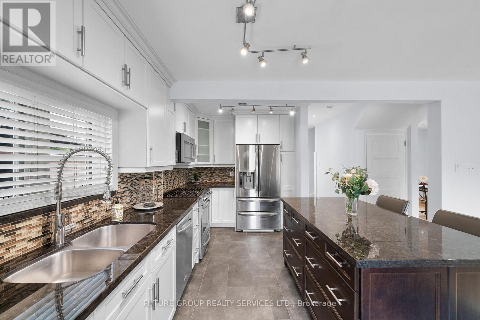 16 Bergen Upper Avenue, Toronto, Ontario  M1P 1R9 - Photo 5 - E12689450