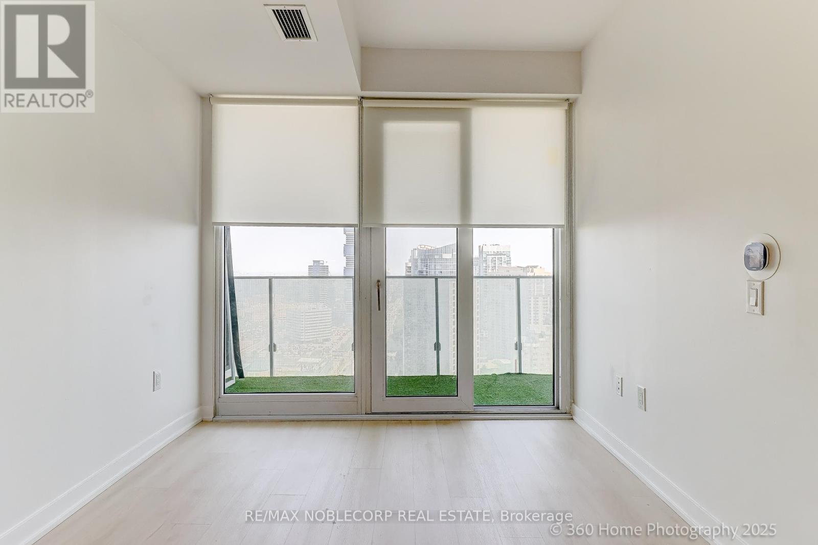 2912 - 3900 Confederation Parkway, Mississauga, Ontario  L5B 0M3 - Photo 5 - W12689336