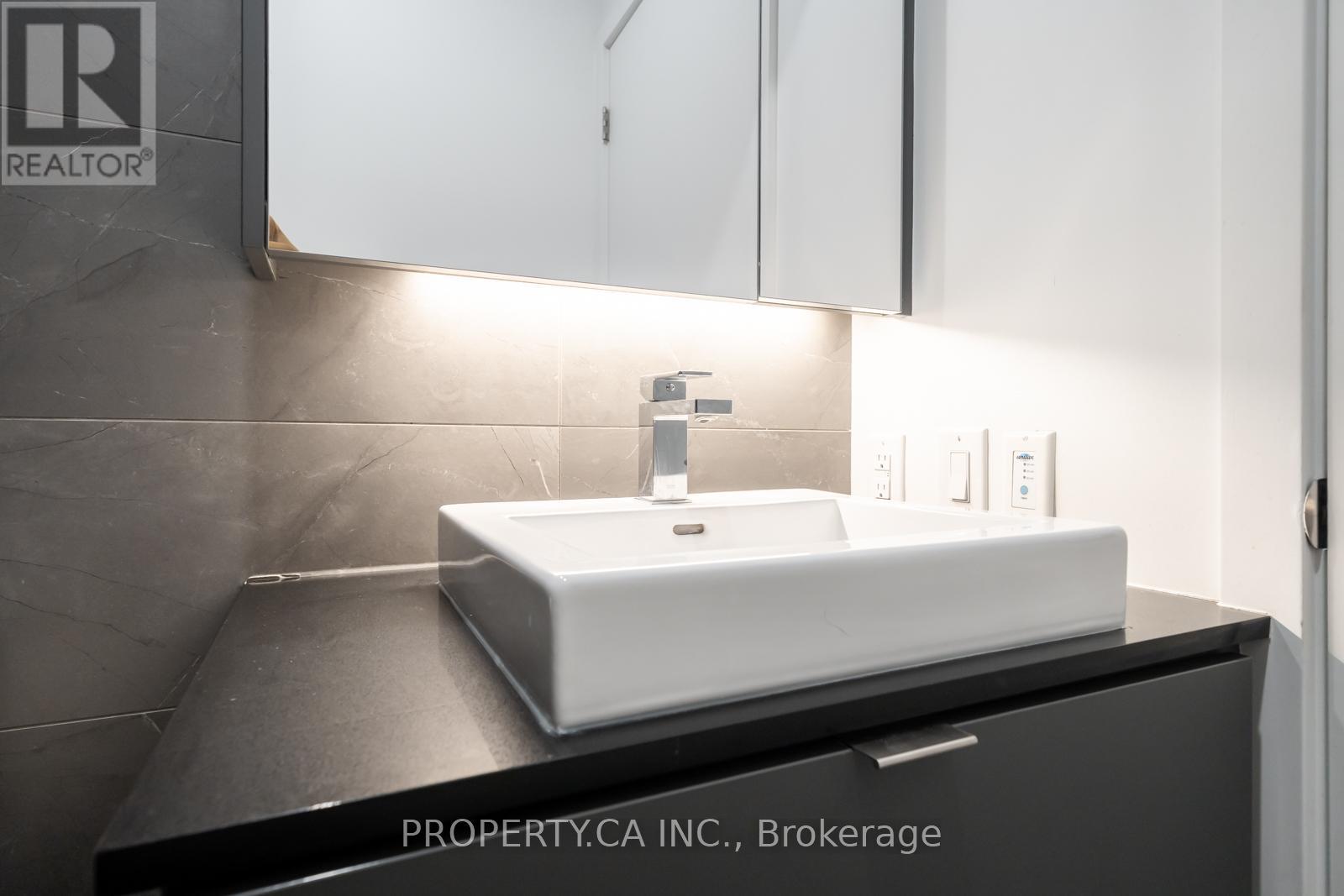 212 - 7 Smith Crescent, Toronto, Ontario  M8Z 0G3 - Photo 5 - W12689462