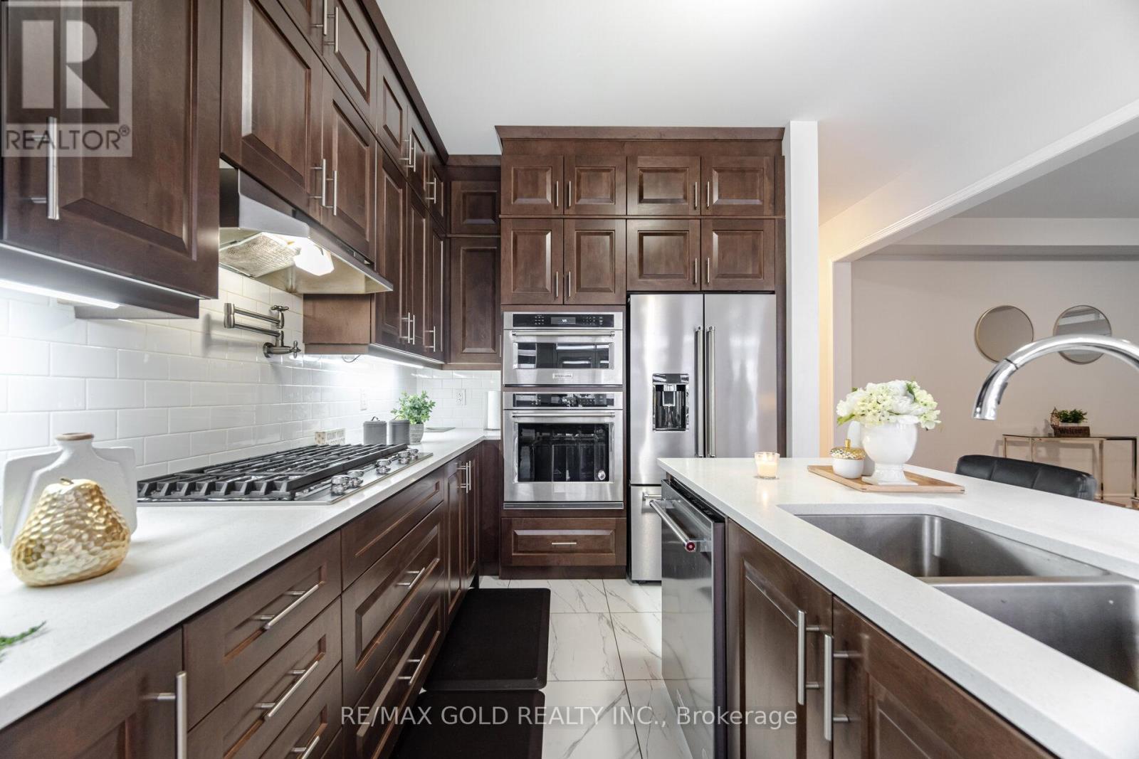 15 Duxbury Road, Brampton, Ontario  L6R 4E3 - Photo 14 - W12689486