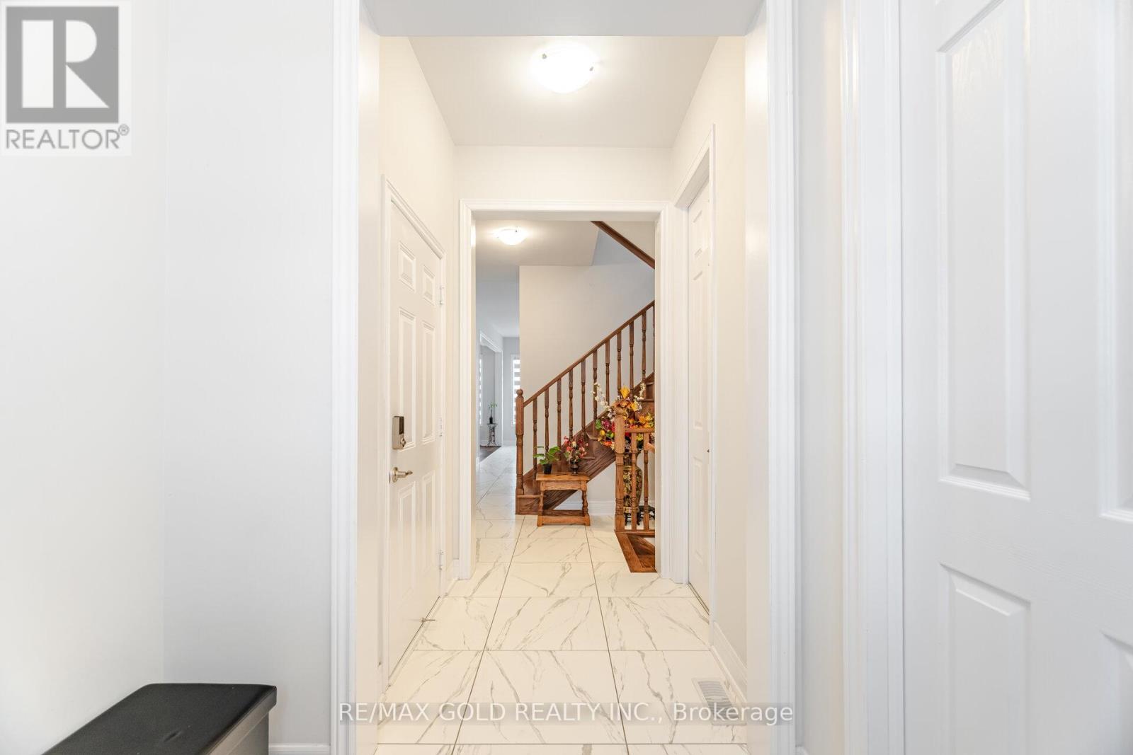 15 Duxbury Road, Brampton, Ontario  L6R 4E3 - Photo 6 - W12689486