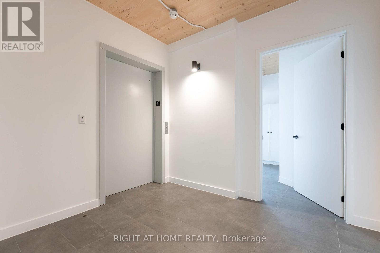302 - 1598 Queen Street E, Toronto, Ontario  M4L 1E5 - Photo 2 - E12689538