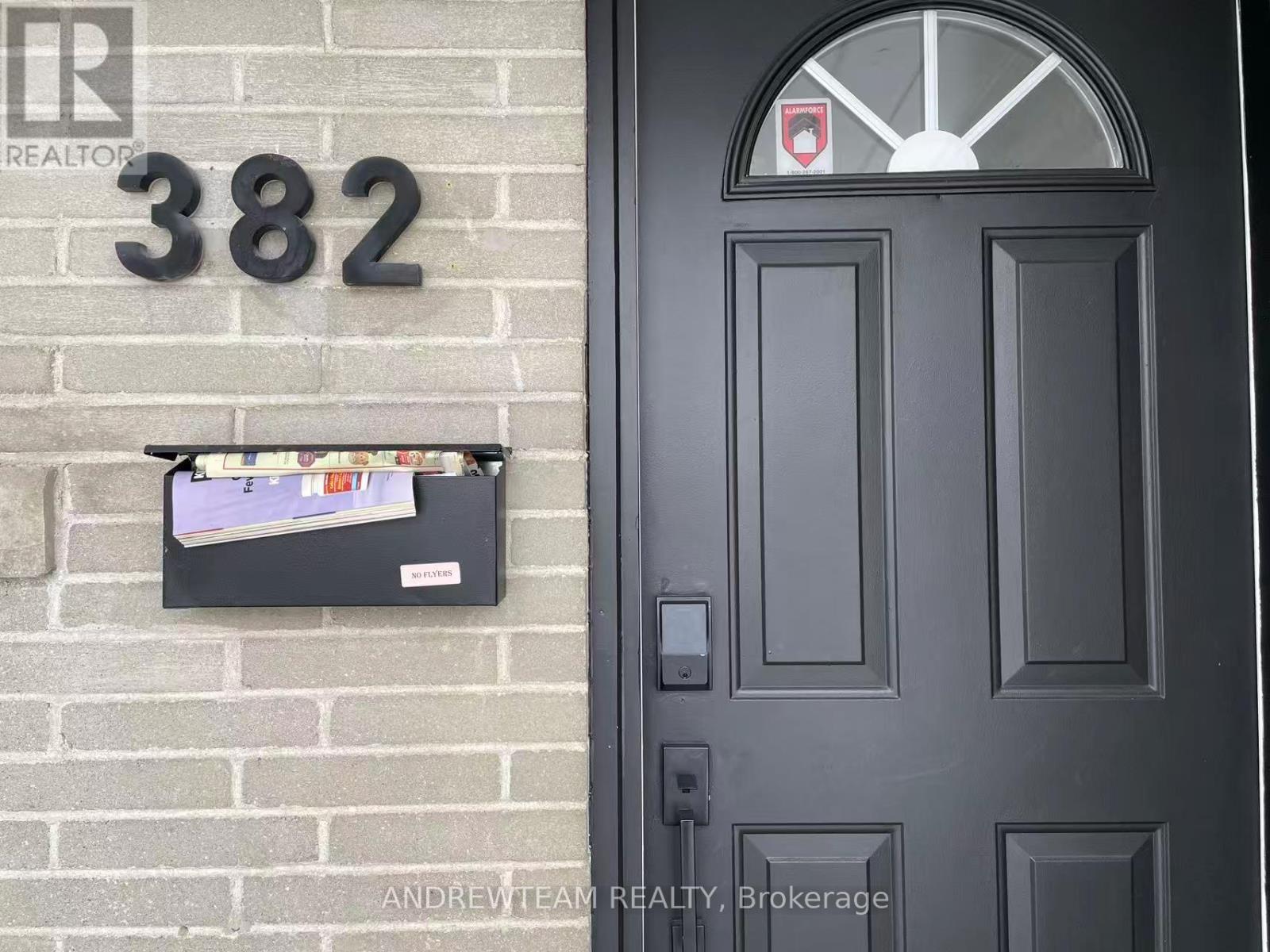 Main Floor - 382 Lynett Crescent, Richmond Hill, Ontario  L4C 2V5 - Photo 2 - N12689540