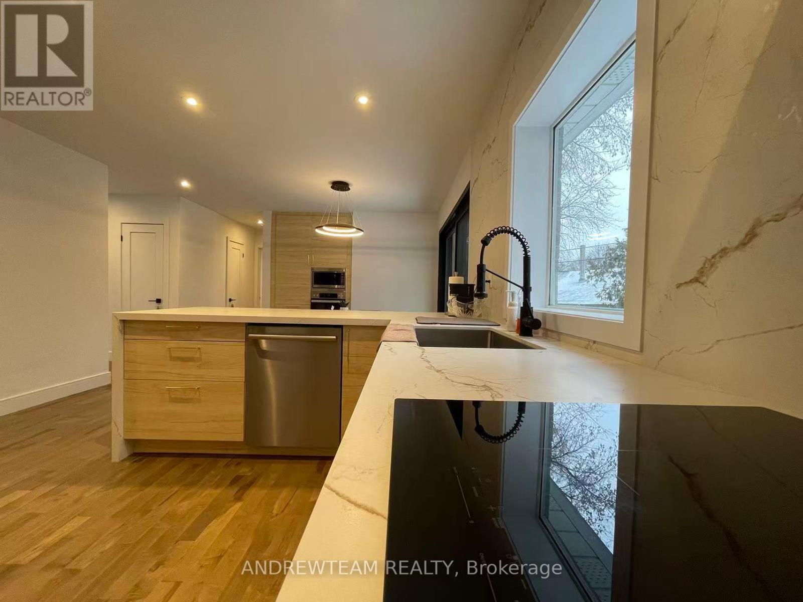 Main Floor - 382 Lynett Crescent, Richmond Hill, Ontario  L4C 2V5 - Photo 4 - N12689540