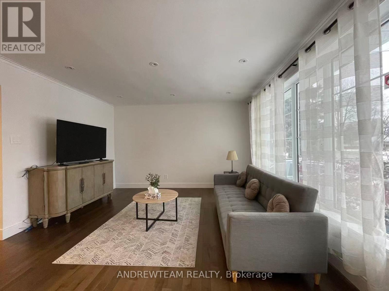 Main Floor - 382 Lynett Crescent, Richmond Hill, Ontario  L4C 2V5 - Photo 5 - N12689540